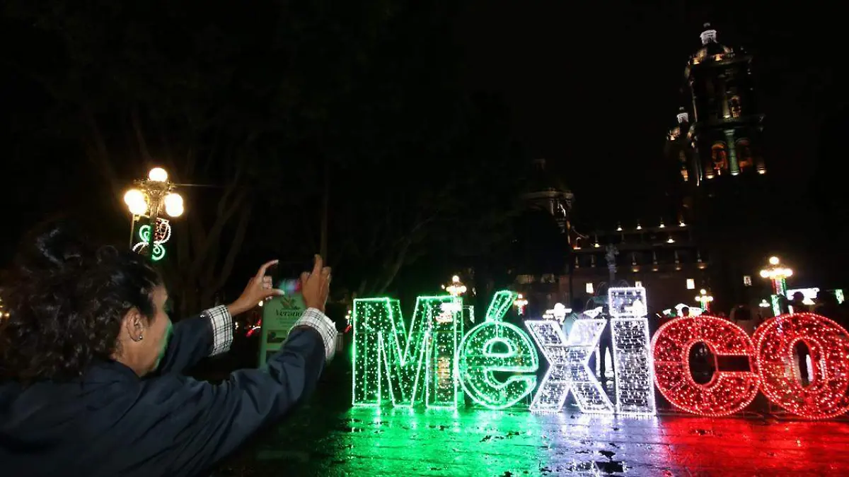 Con mariachi, bailables y la presencia de los poblanos fue como se encendieron más de 44 kilómetros de luces y 9 mil 800 adornos alusivos a las fiestas patrias